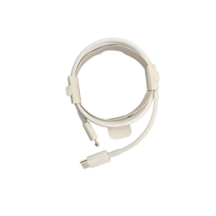 کابل USB-C به Lightning سفید رنگ با طول 1 متر مناسب شارژ و انتقال اطلاعات دستگاههای اپل شامل آیفون و آیپد.