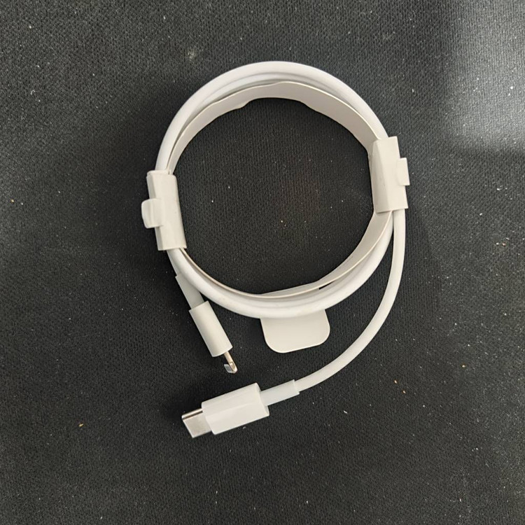 کابل USB-C به Lightning سفید رنگ با طول 1 متر مناسب شارژ و انتقال اطلاعات دستگاههای اپل شامل آیفون و آیپد.