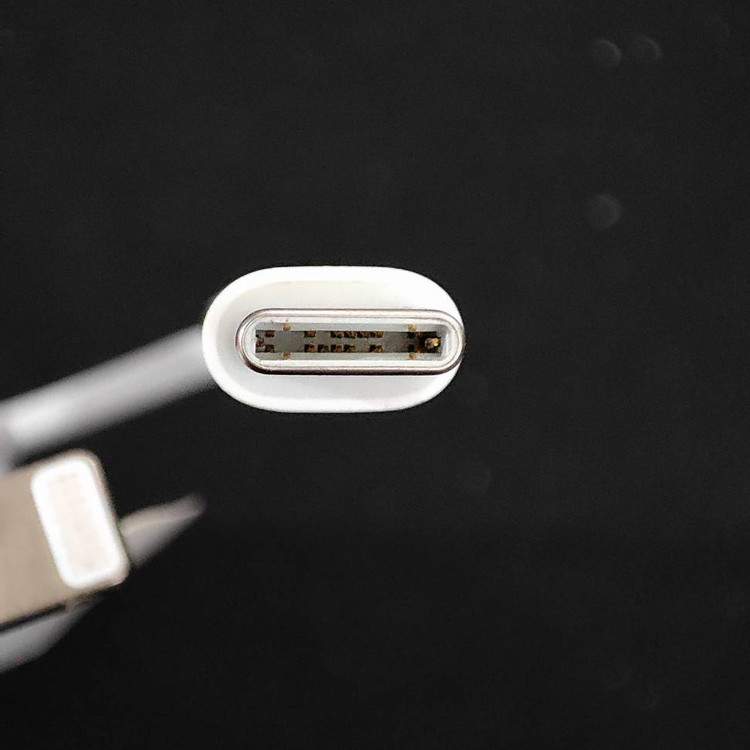 کابل USB-C به Lightning سفید رنگ با طول 1 متر مناسب شارژ و انتقال اطلاعات دستگاههای اپل شامل آیفون و آیپد.